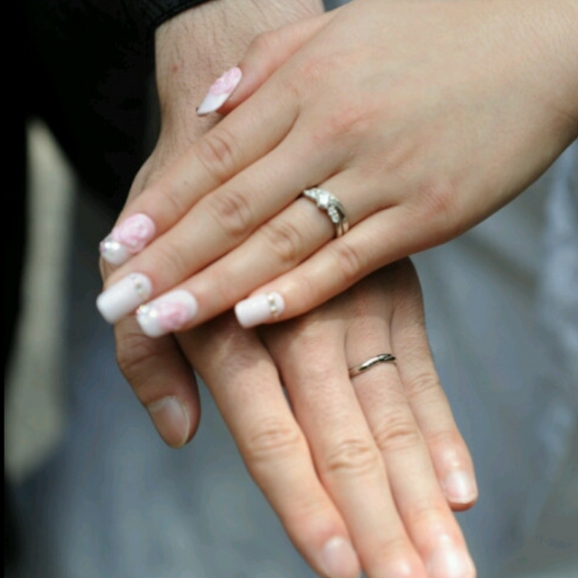 【アイプリモ(I-PRIMO)の口コミ】 婚約指輪に合わせてＶカットのか欲しかったがメンズのデザインがピンとく…