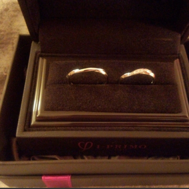 【アイプリモ(I-PRIMO)の口コミ】 婚約指輪に合わせてＶカットのか欲しかったがメンズのデザインがピンとく…