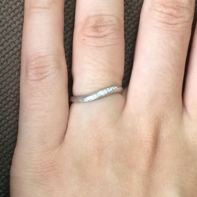 【4℃ BRIDAL(ヨンドシーブライダル)の口コミ】 ダイヤモンドが付いている結婚指輪を探していました。裏に刻印とサムシン…