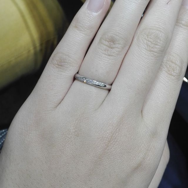 【ラザール ダイヤモンド(LAZARE DIAMOND)の口コミ】 丸みを帯びたストレートの土台に、斜めにラインダイヤが緩く入っているデ…