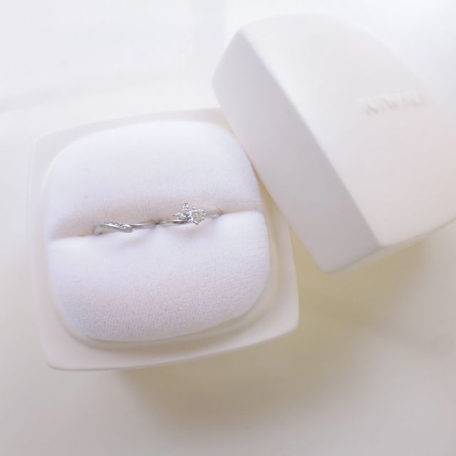 【俄(にわか)の口コミ】 婚約指輪は月彩、結婚指輪は初桜を選びました。重ねづけができ、優しいデ…
