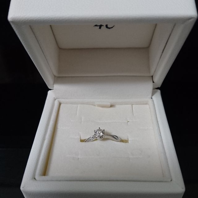 【4℃ BRIDAL(ヨンドシーブライダル)の口コミ】 実は主人が内緒で購入してくれていたものです。結婚指輪をストレートライ…