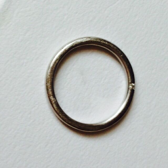 【AHKAH(アーカー)の口コミ】 オネスティリングというリングで、ダイヤが指輪の側面に埋められており、…