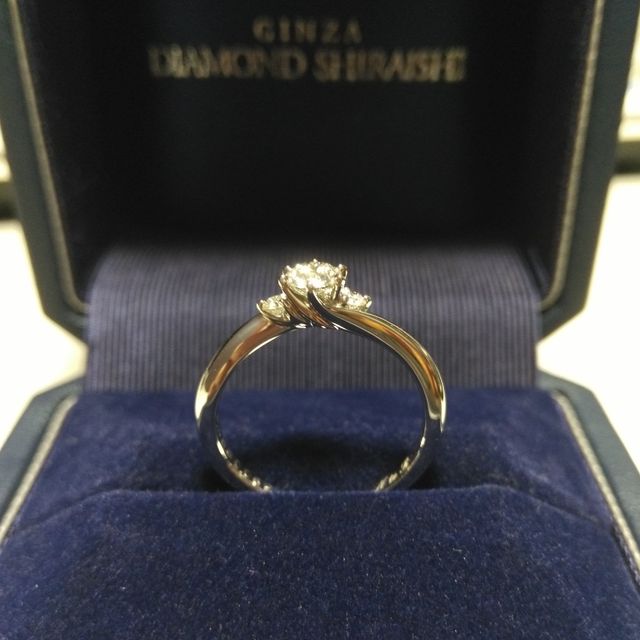 【銀座ダイヤモンドシライシの口コミ】 こちらの品は曲線デザインであり、且つ石の高さが大き過ぎず、非常に普段…