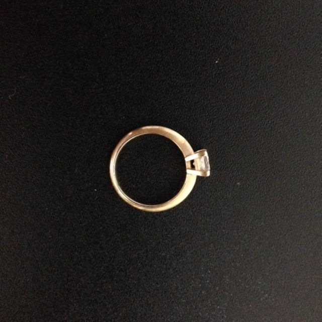 【LUCIE(ルシエ)の口コミ】 人とは違うリングが欲しかったので、このプリンセスカットでフルオーダー…