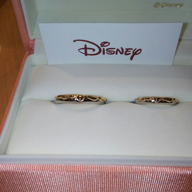 【ケイウノ ブライダル(K.UNO BRIDAL)の口コミ】 プラチナの上に金でハチミツが垂れている様子が再現されているのがすごく…