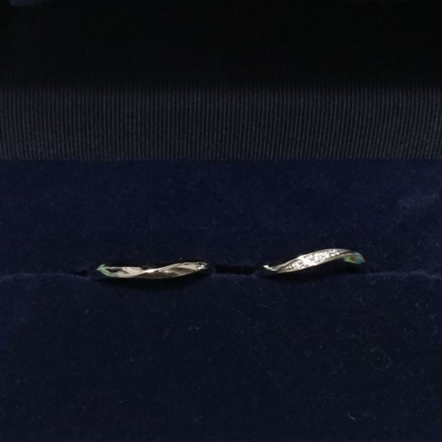 【銀座ダイヤモンドシライシの口コミ】 新郎新婦ともにシンプルなデザインを希望していたため、指を見てもらい、…