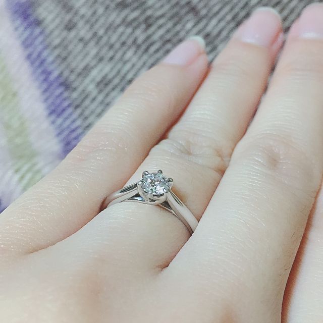 【銀座ダイヤモンドシライシの口コミ】 一粒ダイヤのシンプルな婚約指輪を探しており、台座のデザインが気に入っ…