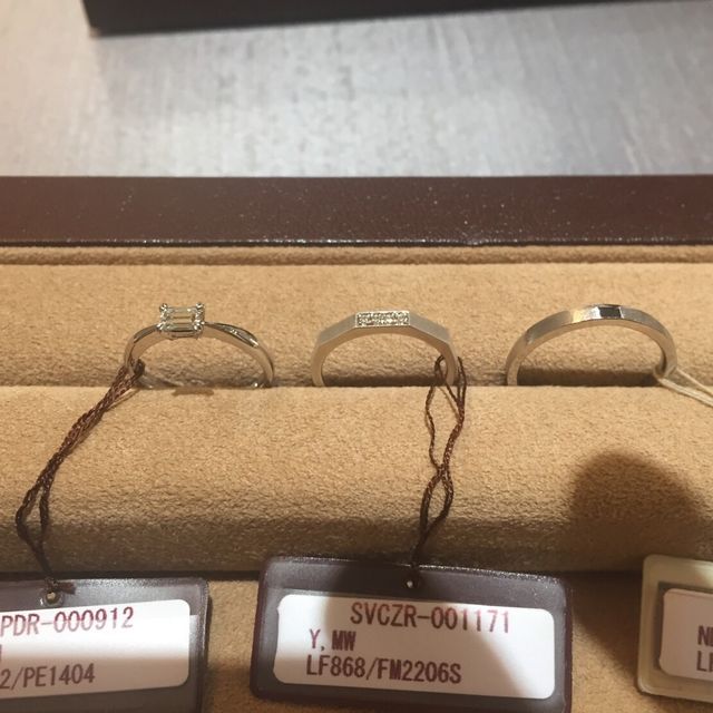 【ORECCHIO(オレッキオ)の口コミ】 こちらのセットで購入しました。
どうしてもブリリアントカットは嫌でとて…