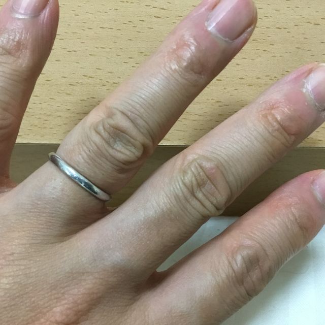 【4℃ BRIDAL(ヨンドシーブライダル)の口コミ】 元々ゴールドを考えていましたが、付けてみるとあまりしっくりこなくて、…