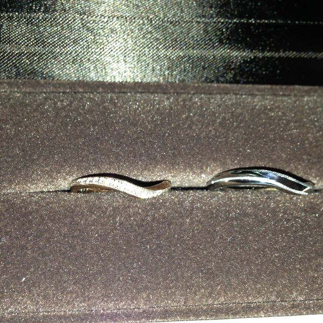 【アイプリモ(I-PRIMO)の口コミ】 婚約指輪でいただいたリングと重ね付けしたく、そのような形のものはある…