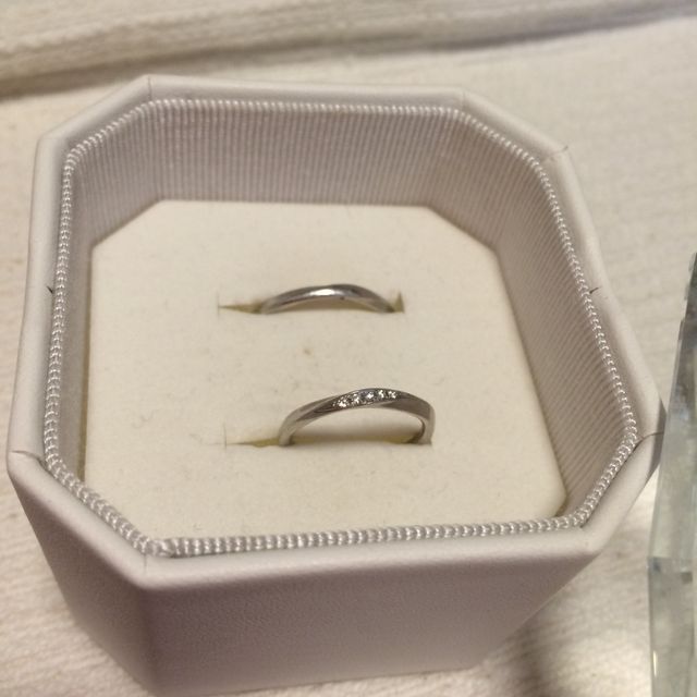 【4℃ BRIDAL(ヨンドシーブライダル)の口コミ】 カーブとウェーブが美しく、指にはめるときとてもはめやすかったこと。カ…