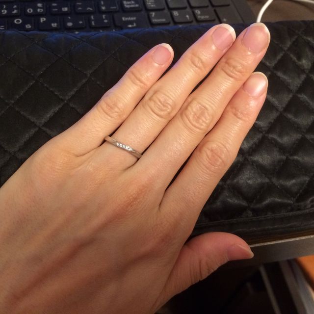 【4℃ BRIDAL(ヨンドシーブライダル)の口コミ】 カーブとウェーブが美しく、指にはめるときとてもはめやすかったこと。カ…