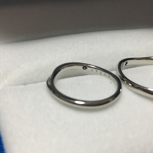 【GALA JEWELRY(ガラジュエリー)の口コミ】 最初はシンプルで石が付いていない指輪を探していましたが、たくさん見る…