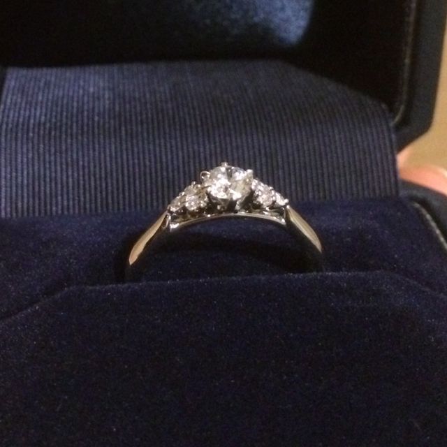 【銀座ダイヤモンドシライシの口コミ】 たくさんのデザインを試しましたが、指につけてみて1番しっくりくるもの、…