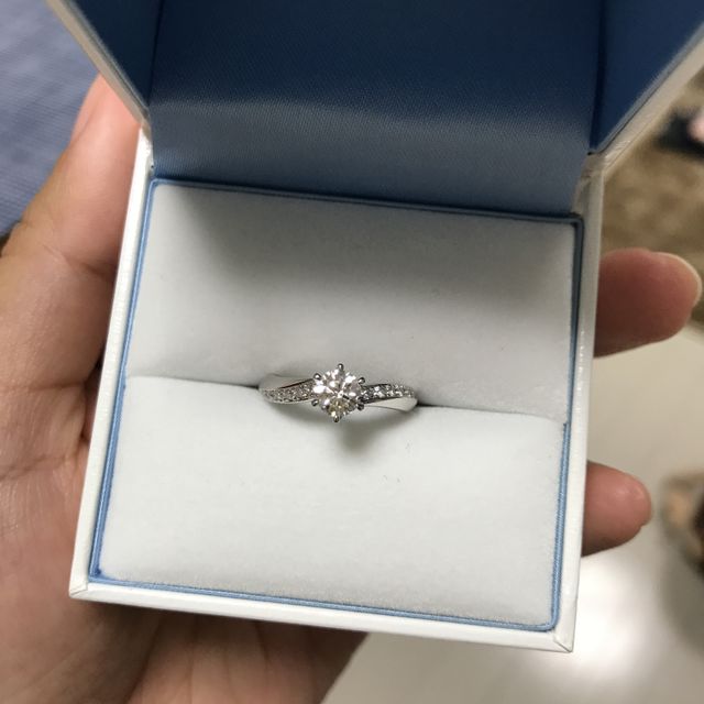 【GALA JEWELRY(ガラジュエリー)の口コミ】 なんと言っても価格！5つのブランドを見て回りましたが、このお値段で0.43…