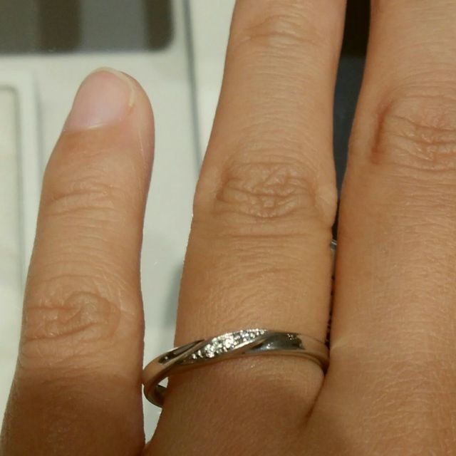 【銀座ダイヤモンドシライシの口コミ】 私（女性側）の指が細いため、ダイヤモンドが多くついている指輪にすると…