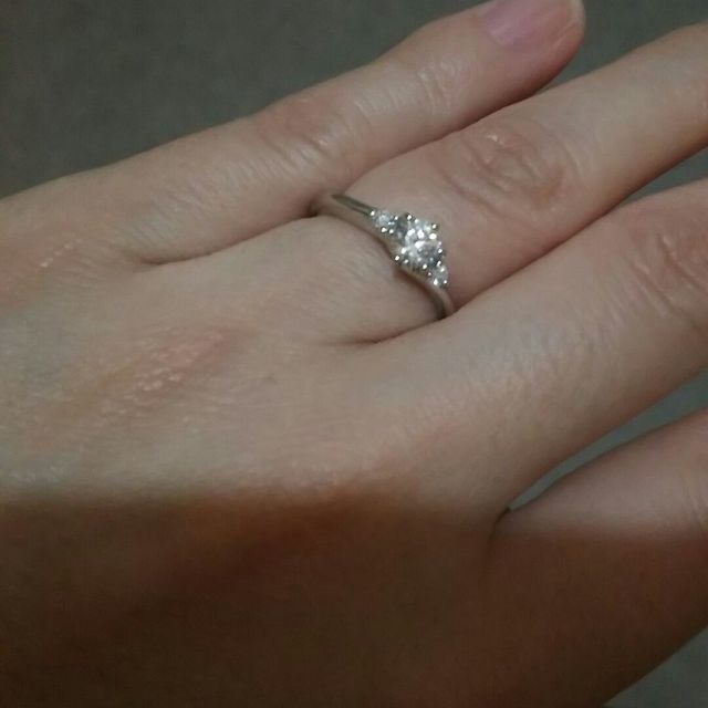 【銀座ダイヤモンドシライシの口コミ】 真ん中に大き目の一粒、左右に一粒づつという、シンプルながら存在感のあ…