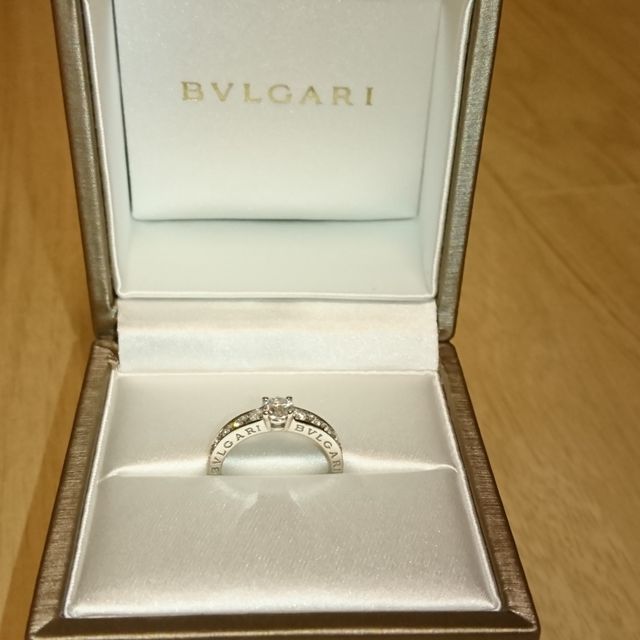 【ブルガリ(BVLGARI)の口コミ】 彼が選んでくれたのが一番の決め手です。
もともとソリティアの婚約指輪に…