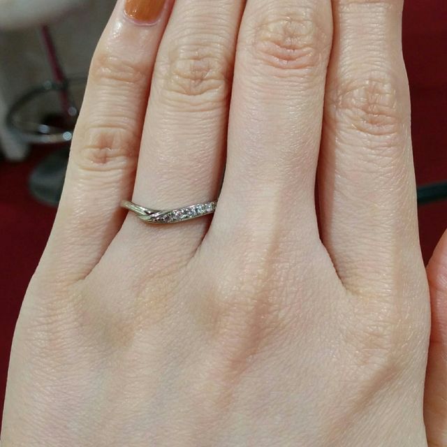 【アンジェリックフォセッテ(Angelique Fossette)の口コミ】 ダイヤが大きく、沢山ついています。
Vラインの指輪なので、指を長く見せ…