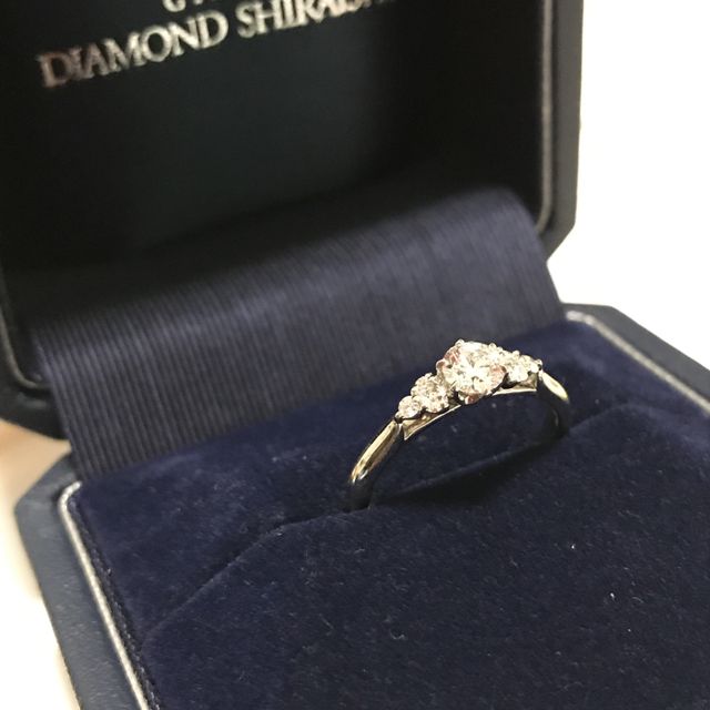 【銀座ダイヤモンドシライシの口コミ】 珍しいデザインだなぁと思い、とても気に入りました。
左右に3つずつ付い…