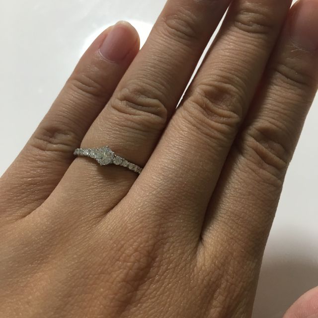 【銀座ダイヤモンドシライシの口コミ】 婚約指輪選びとても悩みました、、、一生に一度の記念となるものなので。
…