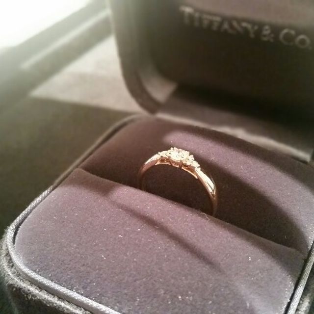 【ティファニー(Tiffany & Co.)の口コミ】 華奢なシルエットと主張しすぎないダイヤモンドに一目惚れしました。
結婚…