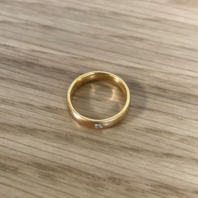 【【閉業】フラー・ジャコー(FURRER-JACOT)の口コミ】 なんといっても、着け心地です。
これはフラージャコーの指輪を着けてみる…