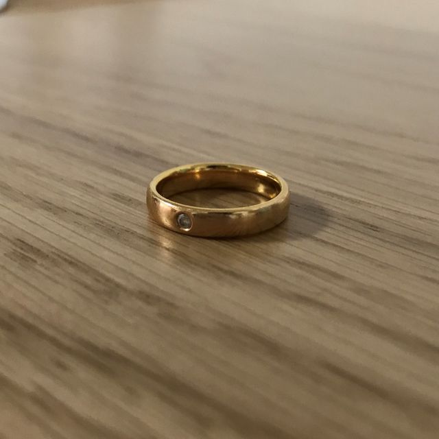 【【閉業】フラー・ジャコー(FURRER-JACOT)の口コミ】 なんといっても、着け心地です。
これはフラージャコーの指輪を着けてみる…