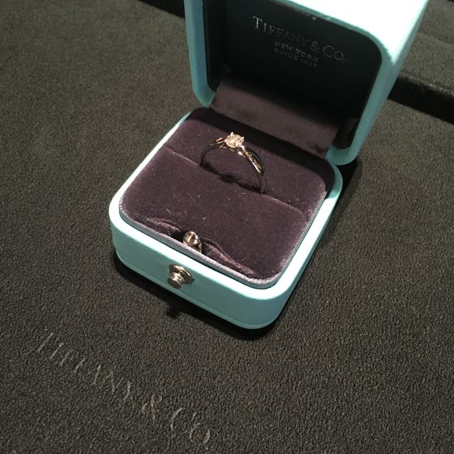 【ティファニー(Tiffany & Co.)の口コミ】 私がいつも細身の華奢な指輪しかしていないのですが、婚約指輪は少し太め…