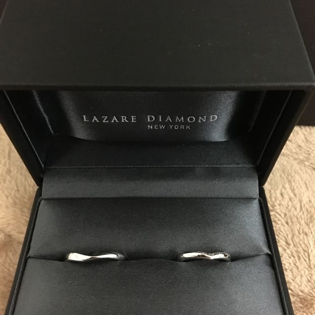 【ラザール ダイヤモンド(LAZARE DIAMOND)の口コミ】 婚約指輪との重ね付けをしたくて探しに行きました。
普通の丸い感じのやつ…