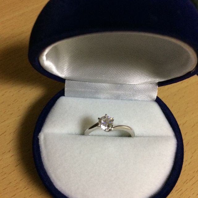 【GALA JEWELRY(ガラジュエリー)の口コミ】 指がほっそり華奢にみえる。シンプルな、メインの美しいダイヤモンドを活…