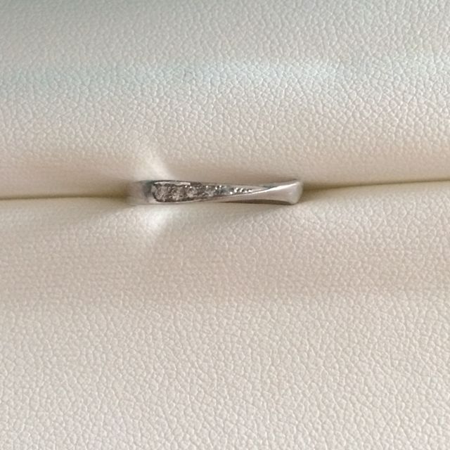 【銀座ダイヤモンドシライシの口コミ】 ダイヤの入り方が上品でオシャレだったからです。華やかではない場所、法…