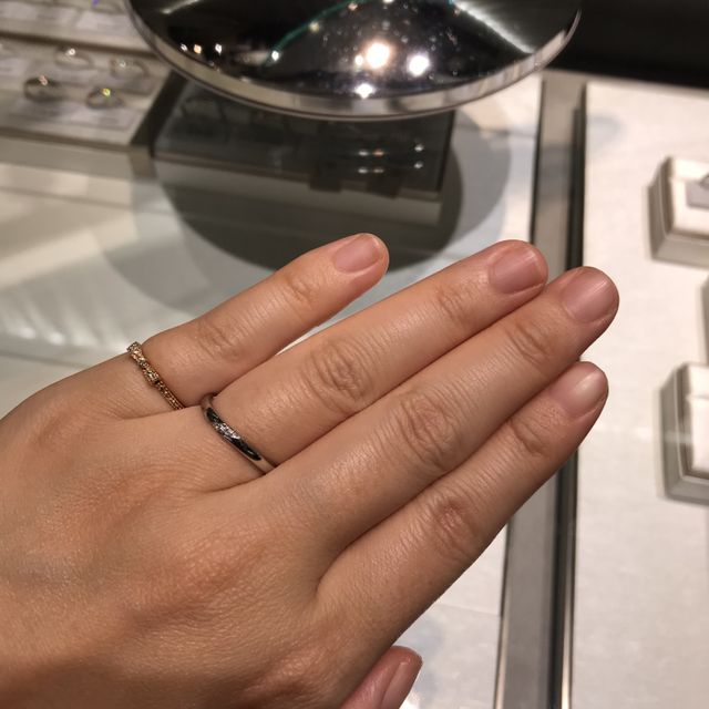 【アイプリモ(I-PRIMO)の口コミ】 緩やかにウエーブしていて、短く太い私の指でも綺麗につけることができま…