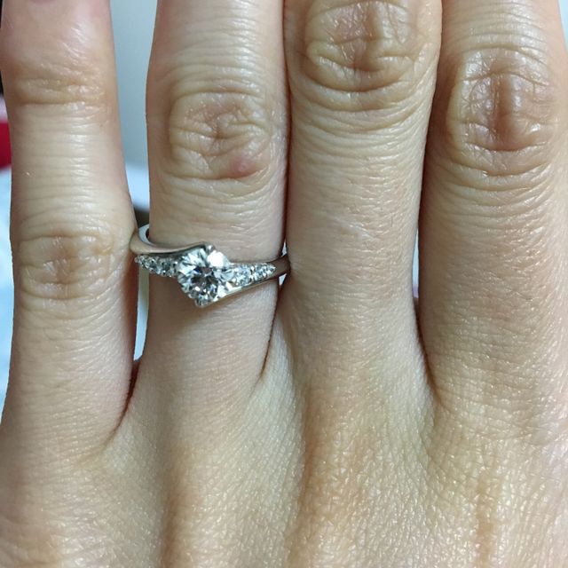 【エクセルコダイヤモンド(EXELCO DIAMOND)の口コミ】 店頭にあるデザインを参考に自分でデザインしました。
ダイアモンドを抑え…