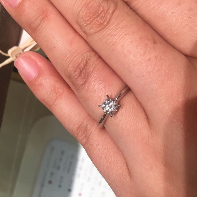 【１／ｆ エフブンノイチの口コミ】 シンプルですが個性的なデザインで、横からダイヤが可愛く見えます。
ダイ…