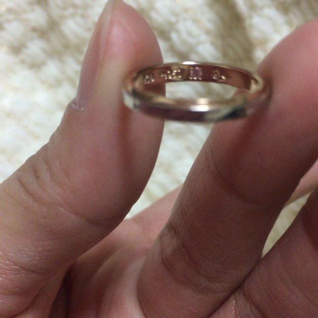 【Petit Marie(プチマリエ)の口コミ】 シンプルなデザインですが、内側にローズサファイアと薔薇の刻印が入って…