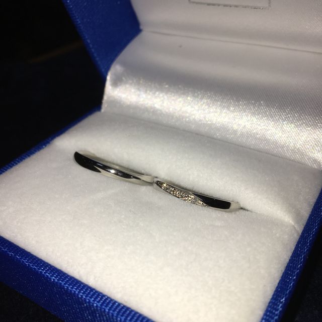 【GALA JEWELRY(ガラジュエリー)の口コミ】 pt950でシンプルでちょっとだけゴージャス。ダイヤは女性のみでOK。
カー…