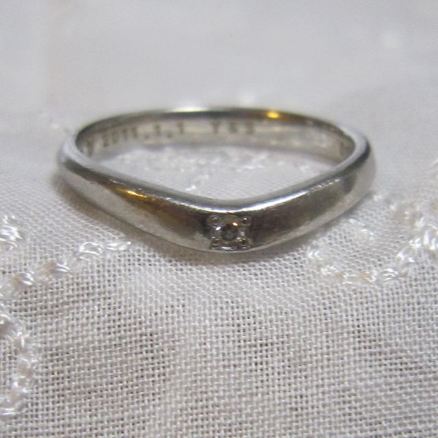 【銀座ダイヤモンドシライシの口コミ】 ほんの少しV字になっているので、他のデザインに比べ、指が長くきれいに見…