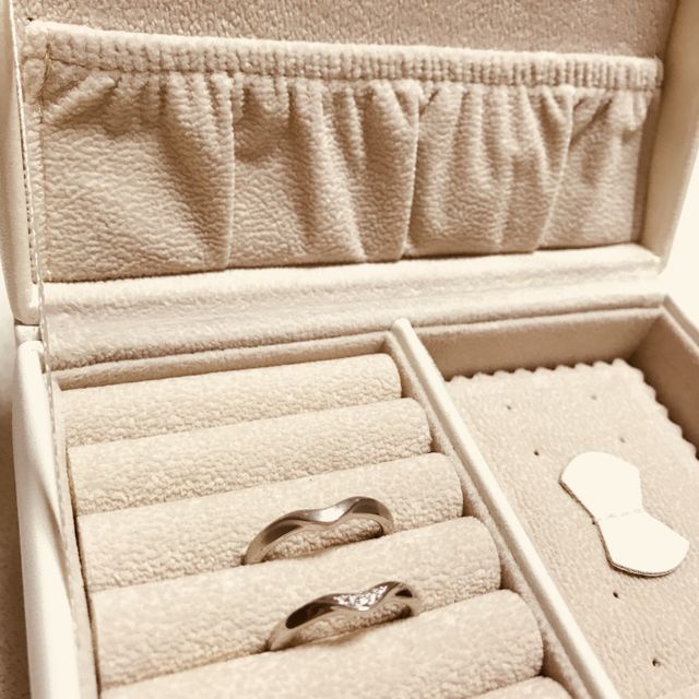 【JEWELRY  KAMATA(ジュエリーかまた)の口コミ】 店員さんに色々勧めてもらい、シンプルなデザインのものを選んでもらい、…
