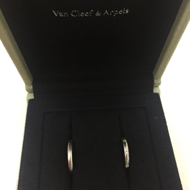 【ヴァン クリーフ＆アーペル(Van Cleef & Arpels)の口コミ】 丸みを帯びたフォルムで、石がついているものを探していました。デザイン…