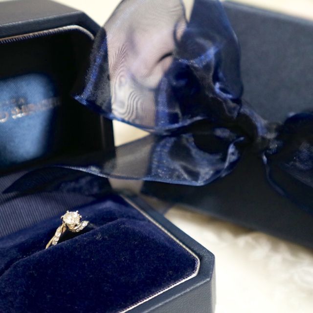 【銀座ダイヤモンドシライシの口コミ】 他との違いはダイヤの輝きでした。白く、とてもキラキラしていました。照…