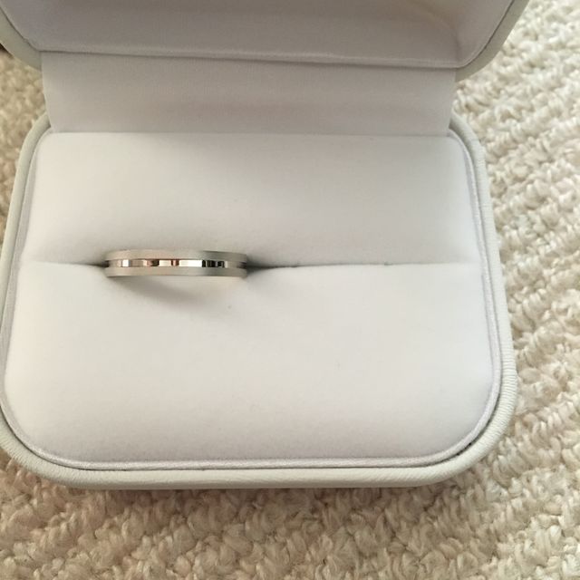 【Oferta(オフェルタ)の口コミ】 指がかなり太いので、太めのデザインの物を探していた。あまりピカピカ光…