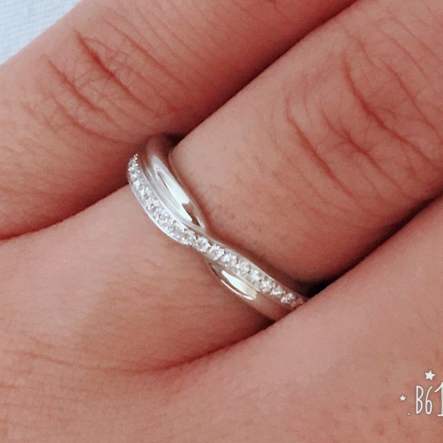 【ハリー・ウィンストン(Harry Winston)の口コミ】 他のブランドにはないデザインで、見た瞬間からこの指輪が良いと思ってい…