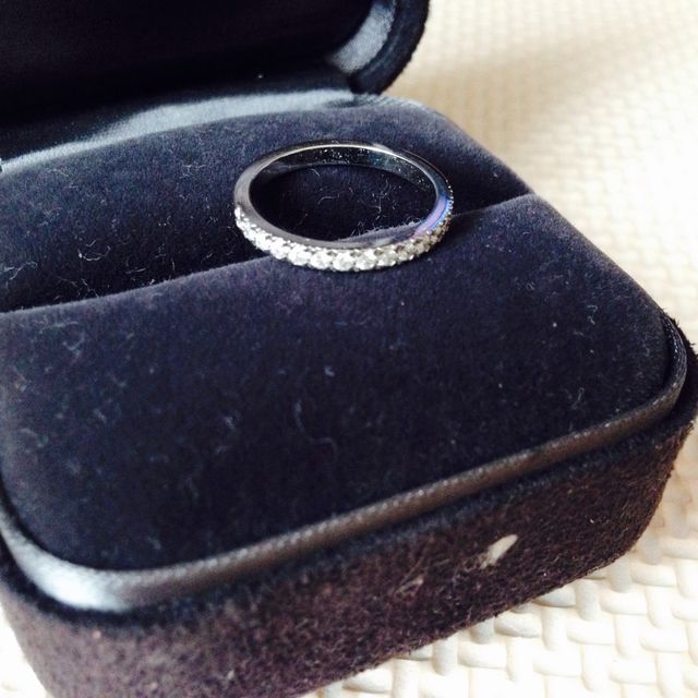 【ティファニー(Tiffany & Co.)の口コミ】 結婚指輪と重ねづけをすることができるような華奢だが、豪華に見えるデザ…