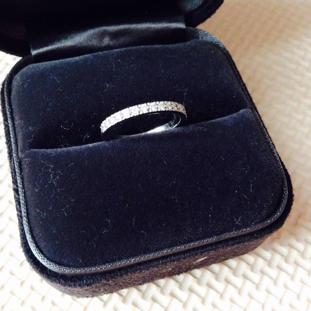 【ティファニー(Tiffany & Co.)の口コミ】 結婚指輪と重ねづけをすることができるような華奢だが、豪華に見えるデザ…