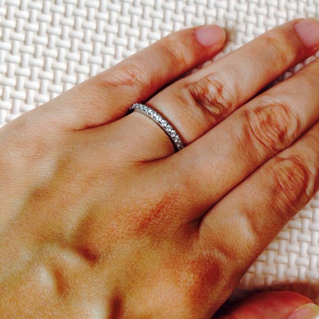 【ティファニー(Tiffany & Co.)の口コミ】 結婚指輪と重ねづけをすることができるような華奢だが、豪華に見えるデザ…