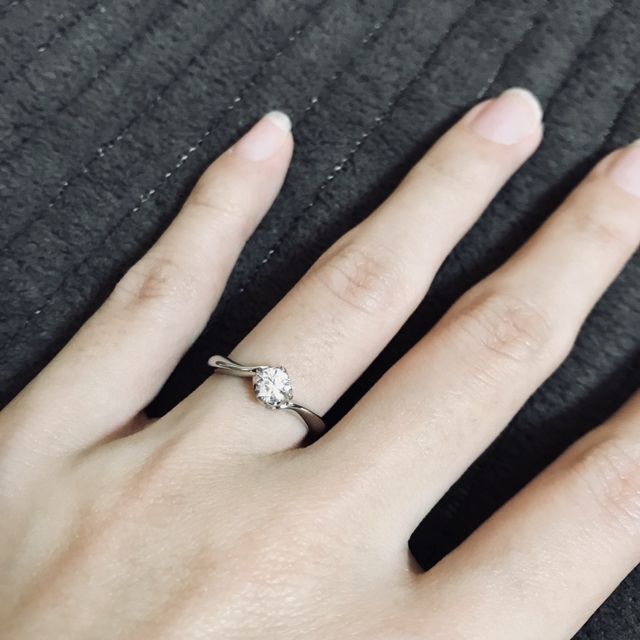【4℃ BRIDAL(ヨンドシーブライダル)の口コミ】 主人が選んできてくれた指輪です。シンプルで普段使いができるようなデザ…