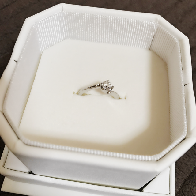 【4℃ BRIDAL(ヨンドシーブライダル)の口コミ】 主人が選んできてくれた指輪です。シンプルで普段使いができるようなデザ…