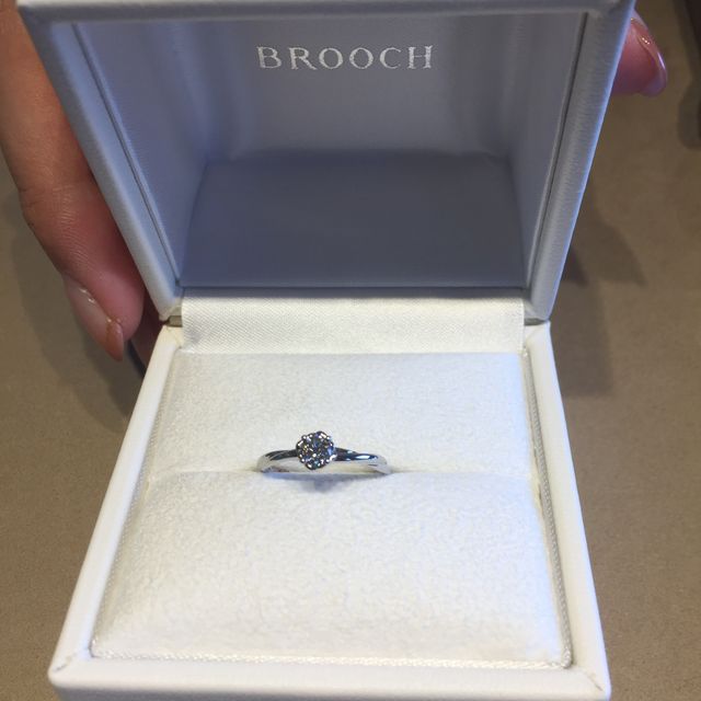 【BROOCH(ブローチ)の口コミ】 最初は下見程度の気持ちで来ましたがデザインが沢山あって彼女に似合いそ…